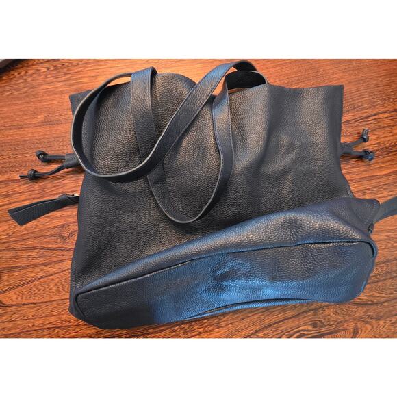 Tote LE Monde Pebbled Leather Navy Roma Cinch Bucket Shoulder Purse Gold - Picture 3 of 8